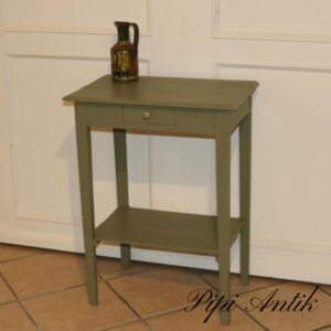 09. Lille bord i olivengrøn rustikt L57xD37xH75cm