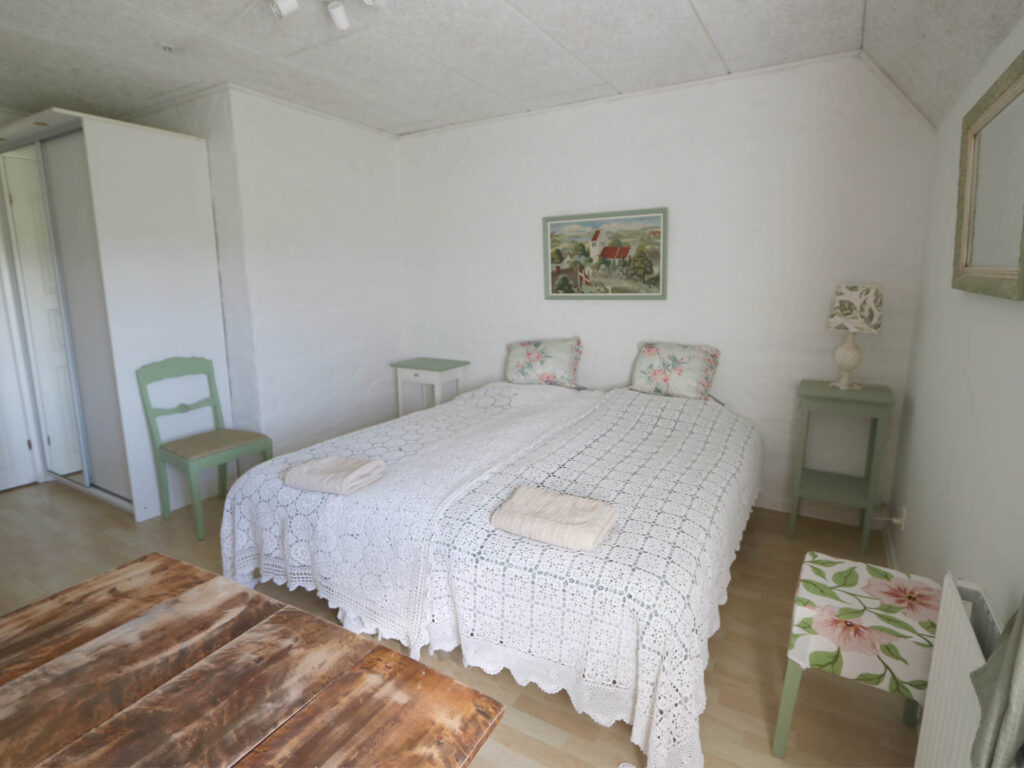 No. 02. Green double bed room staujning bnb romantic