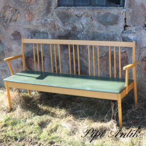 01. Retro pinde køkkenbænk i bøg og plastlæder og lille sædeopbevaring L150xD42xH79 SædeH44cm