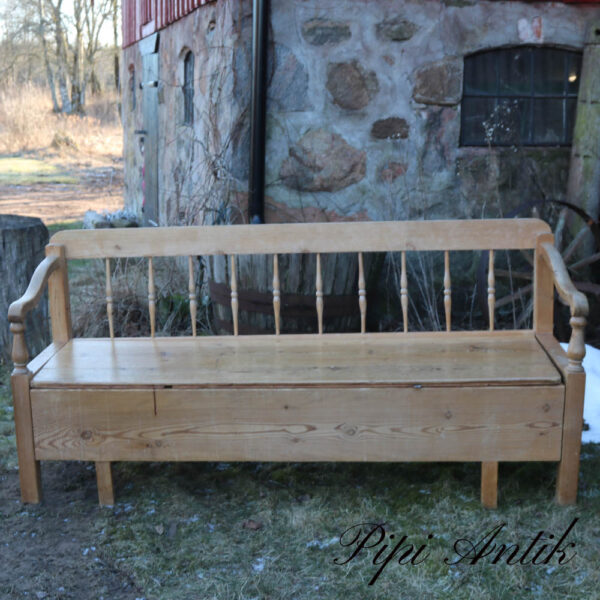 03. Svensk slagbænk naturtræ 1800 tals med flot patina og opbevaring L177xD53xH85 SædeH43cm