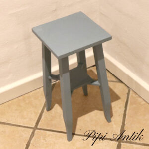 02. Piedstal lille støvet blå 20x20xH40cm