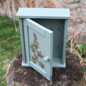 10. Nøgleskab lille blåligt romantisk B20xD5,5xH26,5m