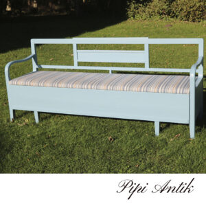 01. Lyseblå svensk slagbænk med stofhynde L182xD54xH77cm SædeH 43cm