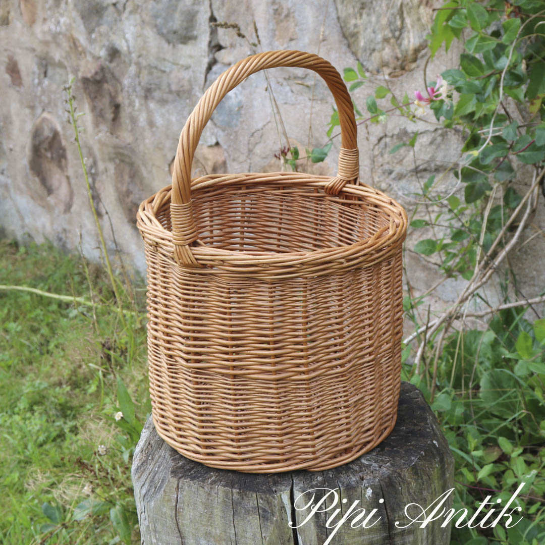 14. Flettet kurv rund med håndtag Ø30xH25 plus håndtag 14. Flettet kurv rund med håndtag Ø30xH25 plus håndtag