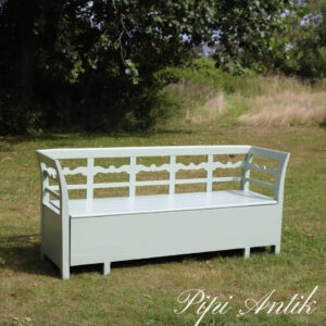 42. Svensk slagbænk sart grøn med opbevaring L188xD52xH84cm SædeH44cm