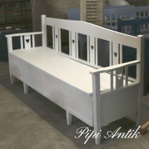 43. Svensk slagbænk hvidt med opbevaring L196xD56xH89cm SædeH46cm