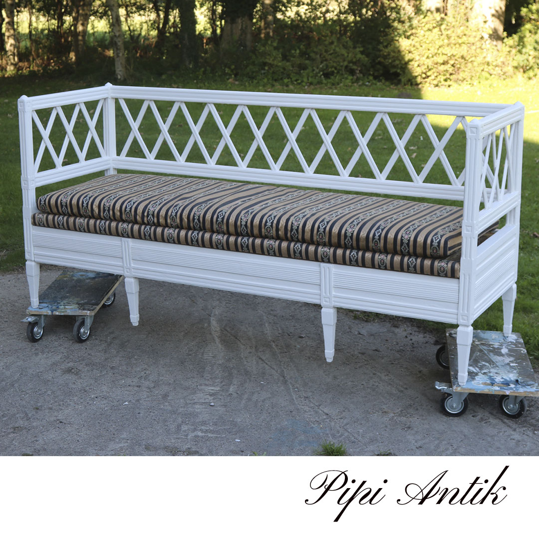 02. Gustaviansk stils svensk slagbænk med stofhynde og meder i canvas L190xD60xH89 cm SædeH51cm