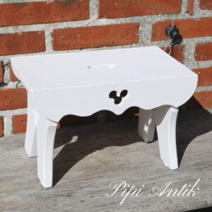 02. Skammel hvidmalet L35xB21xH23cm