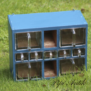 07. Krydderihylde i Madam Blå 2 glas mangler L40xD20xH31cm