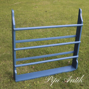 07. Tallerkenrække i Madam Blå L91xD12,5xH87cm plus holder