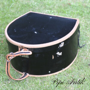 37. Hatteæske sort med læderstrops lidt patina Ø36xH19xm