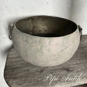 45. Metal gulvvase åben lysegrøn med rosaskær Ø40xH17cm