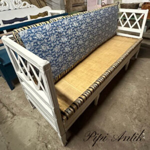 Gustaviansk slagbænk med løs sæde