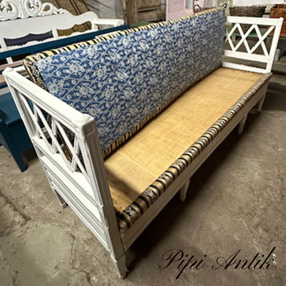 Gustaviansk slagbænk med løs sæde