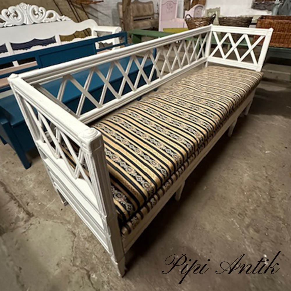 Gustaviansk slagbænk romantisk råhvid Svensk