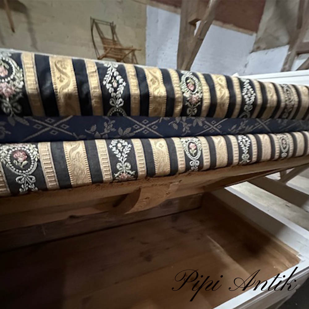 Opbevaring under sædet på Gustaviansk slagbænk