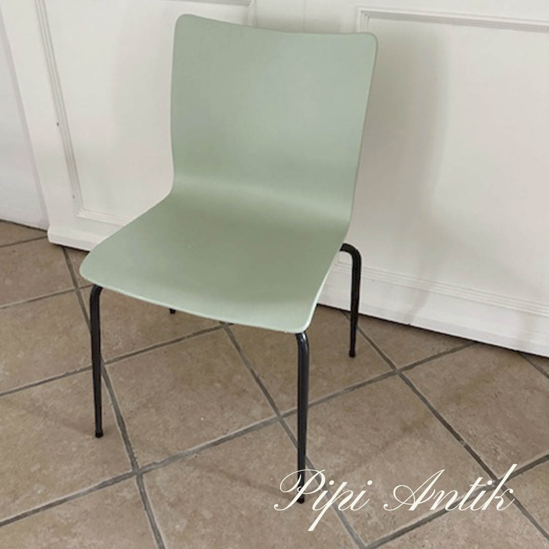 05. Grøn retro stol med nye sko B43xD40xH78cm Siddehøjde 46cm 05. Grøn retro stol med nye sko B43xD40xH78cm Siddehøjde 46cm