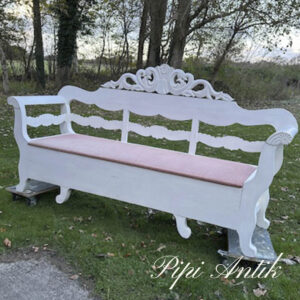 Hvid slagbænk romantisk fra 1800 tallet med flot rygstykke L214xD60xH116 SædeH 45cm