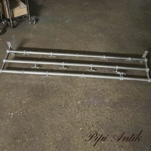 03. Retro aluminiumsknage med hattehylde L121xB26xH19cm