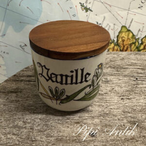 02. Knapstrup Vanille krydderikrukke med teak låg Ø7xH7cm