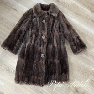 04. Pels mink fluffy lysebrun med store pynteknapper ca str 40-42