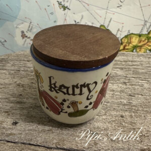 05. Knapstrup Karry krydderikrukke med teak låg Ø7xH7cm