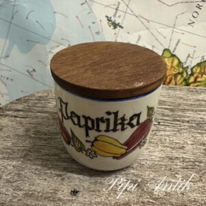 06. Knapstrup Paprika krydderikrukke med teak låg Ø7xH7cm