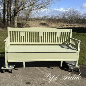 12. Slagbænk i lys olivengrøn Svensk høj ryg L188xD55xH94cm SædeH44 cm Sæde