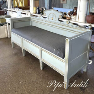 Gustaviansk stils slagbænk i patineret blå