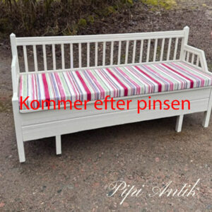 123. Råhvid svensk slagbænk med hynde kommer efter pinsen 2026