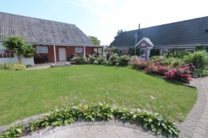 Gårdsplads med idyl Mejlbyvej 2 Stauning Skjern